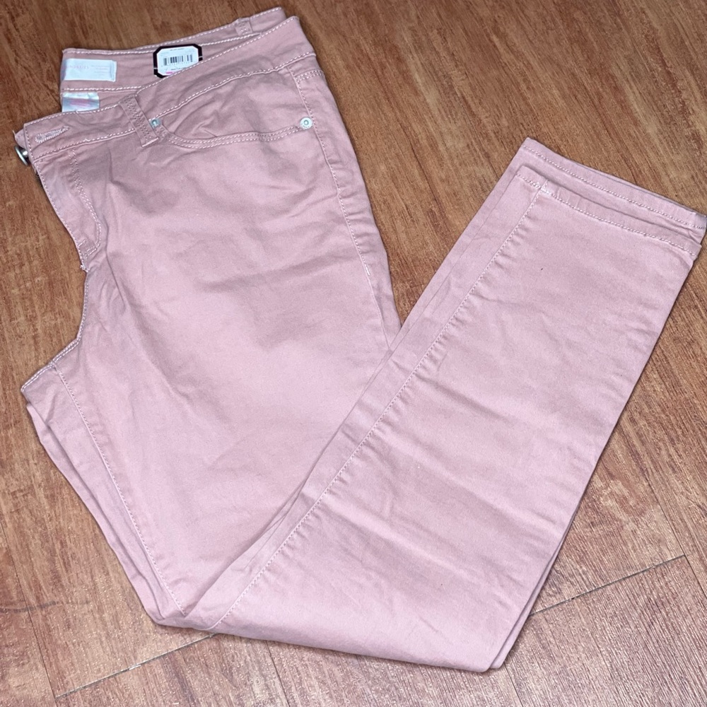 New: Women’s No Boundaries Jeggings
Size: 15
Color: Blush